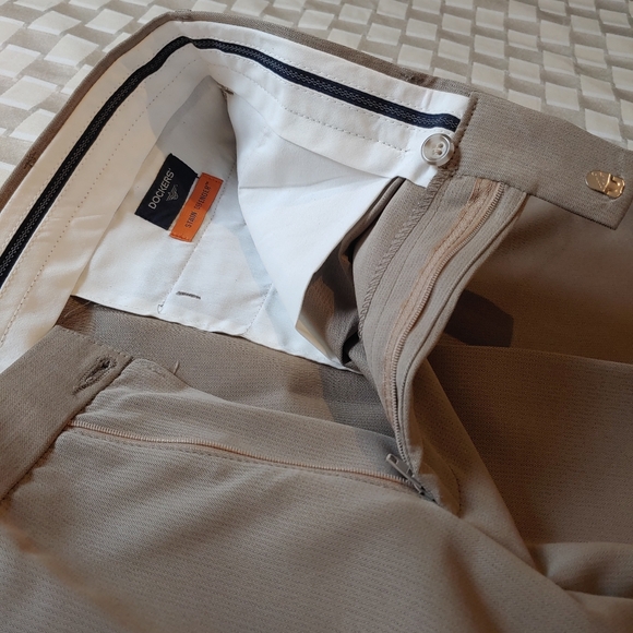 NWT Dockers Men Khakis 34x32 - Picture 4 of 10